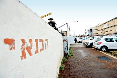 רחוב הבנאי, יממה לאחר הירי | צילום: קובי קואנקס