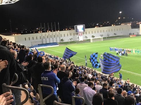אוהדי הפועל מוחאים כף לזכרו של יוסי רוזנצוויג ז"ל אוהדי הפועל מוחאים כף לזכרו של יוסי רוזנצוויג ז"ל