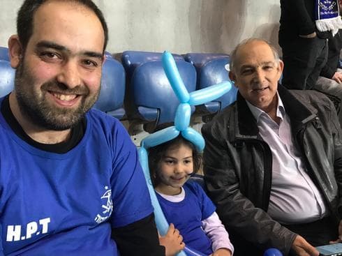 אסיה בן עזרא, שצפתה היום במשחקה הראשון, התקשטה אף היא בדגל יפן על לחיה והצטלמה עם אבא אורי וסבא שלמה אסיה בן עזרא, שצפתה היום במשחקה הראשון, התקשטה אף היא בדגל יפן על לחיה והצטלמה עם אבא אורי וסבא שלמה