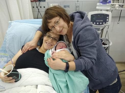 אורטל ונינה עם התינוק בחדר הלידה | צילום: דוברות קפלן