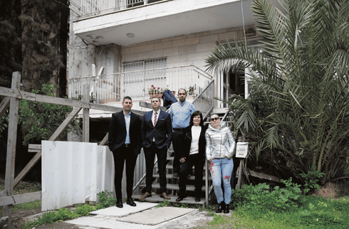 הדיירים בפתח הבניין. סיוט מתמשך. צילום: יואב דודקביץ'