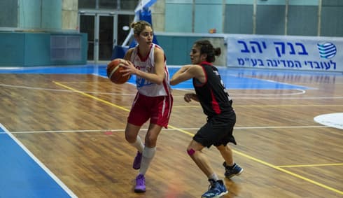 משמאל: נטע רפאל. צילום: יואב דודקביץ'