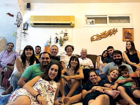 יהלומה זכות עם המשפחה המורחבת. צילום פרטי (גיליון 01.03.19)