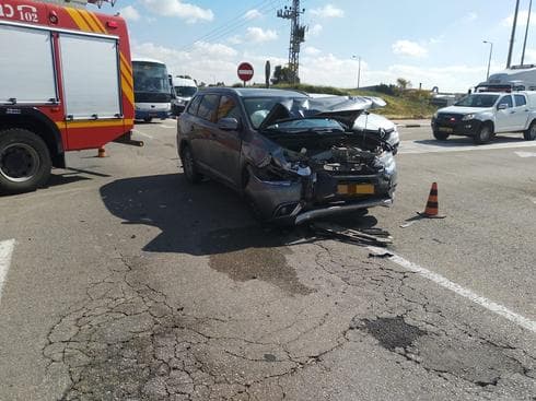 תאונה בכביש 25, צומת ברוש תאשור. צילום: דוברות כבאות והצלה נגב תאונה בכביש 25, צומת ברוש תאשור. צילום: דוברות כבאות והצלה נגב