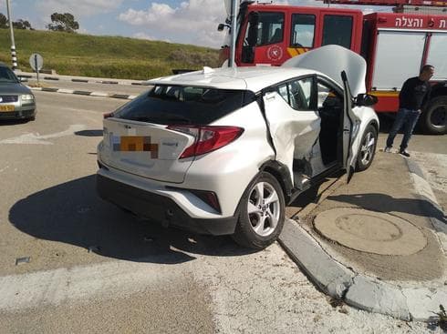 תאונה בכביש 25, צומת ברוש תאשור. צילום: דוברות כבאות והצלה נגב תאונה בכביש 25, צומת ברוש תאשור. צילום: דוברות כבאות והצלה נגב