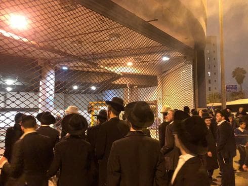 עשרות סמוך לתחנה המרכזית. צילום: לירן תמרי