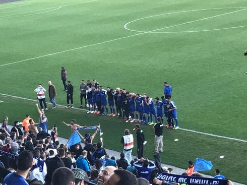 שחקני הקבוצה חוגגים עם הבעלים החדשים את הניצחון