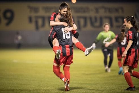 הפועל קטמון שירה בנקי | צילום: ההתאחדות לכדורגל - עודד קרני הפועל קטמון שירה בנקי | צילום: ההתאחדות לכדורגל - עודד קרני
