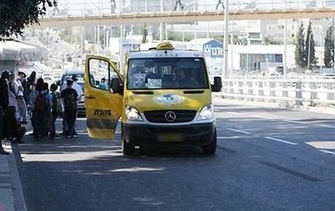 מונית שירות בפתח תקוה. צילום: גיל לרנר