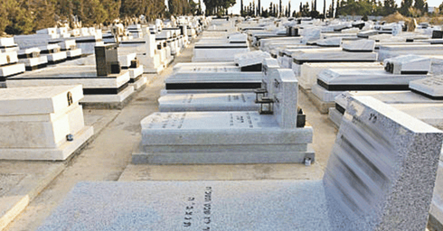 בית העלמין. יראו אותו מחלון הכיתה | צילום: אבי מועלם בית העלמין. יראו אותו מחלון הכיתה | צילום: אבי מועלם
