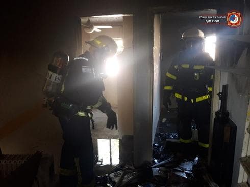 צוותי הכיבוי בבניין בית אליעזר | צילום: דוברות כבאות חוף