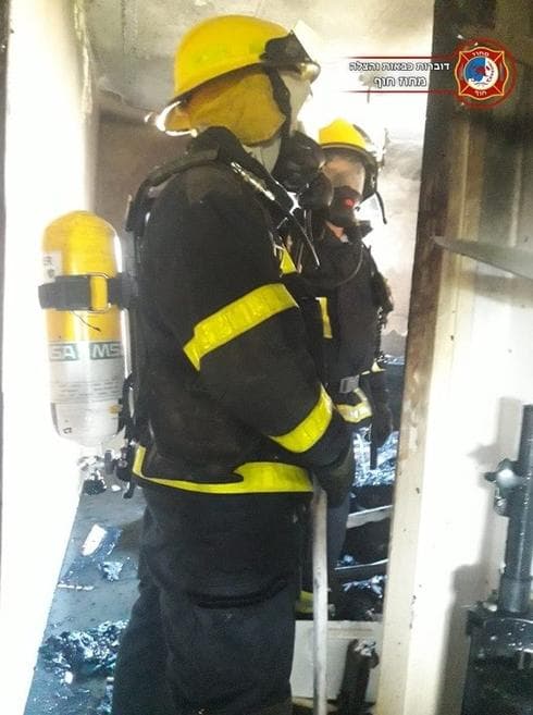 צוותי הכיבוי בבניין בית אליעזר | צילום: דוברות כבאות חוף