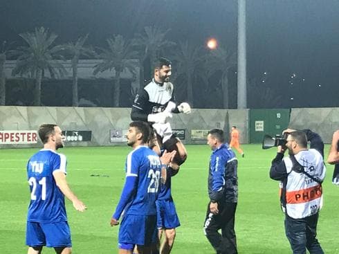 דניאל בורחל מניף את גיבור הערב, דודי אלון