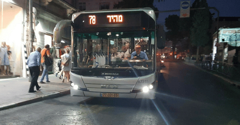 אוטובוס בלילה. אילוסטרציה: אדווה חולי