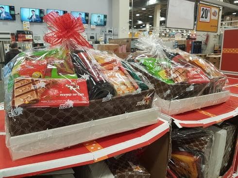 משולחי מנות בשופרסל דיל סגולה. צילום: מתן דויטש