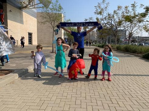 אור קרן ונבחרת אחייני/גיבורי העל שלו, מתכוננים למשחק. צילום: פרטי