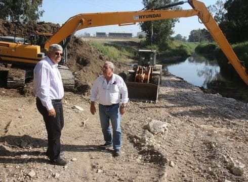 מנכ"ל רשות ניקוז ונחלים שרון, ניסים אלמון וראש העיר חדרה צביקה גנדלמן | צילום: רשות הניקוז מנכ"ל רשות ניקוז ונחלים שרון, ניסים אלמון וראש העיר חדרה צביקה גנדלמן | צילום: רשות הניקוז