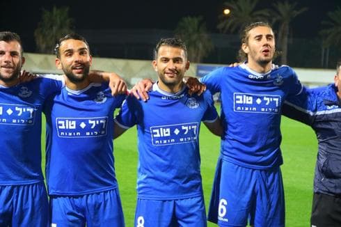 "יש לנו קבוצה מאוד מגובשת", אבידור חוגג עם החבר'ה. צילום: סער כרמלי "יש לנו קבוצה מאוד מגובשת", אבידור חוגג עם החבר'ה. צילום: סער כרמלי