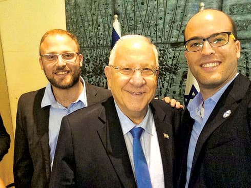 האח יונתן (מימין) ונשיא המדינה ראובן ריבלין | צילום פרטי