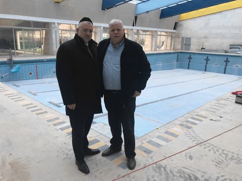 פלג ואסולין בבריכה הריקה בנווה יעקב. צילום: פרטי