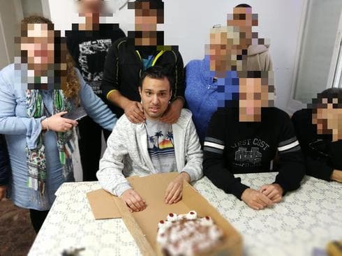 חגי אריאל עם חבריו להוסטל. צילום: באדיבות יוני אריאל