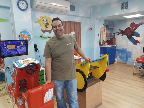 גולן כתר במספרת קטצוץ. צילום: מתן דויטש