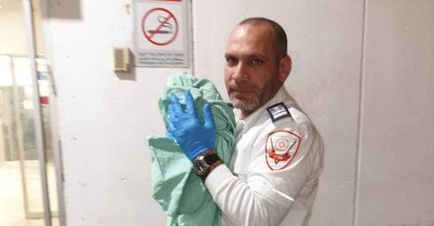 חובש רפואת החירום אנואר שרקאוי לאחר הלידה | צילום: דוברות מד"א