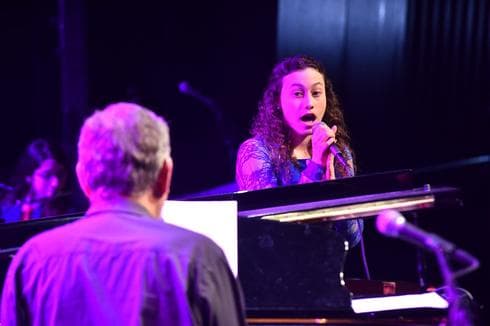 נוגה יעקובסון ורכטר שרים "תן לי יד". צילום: אמיר בן חיים
