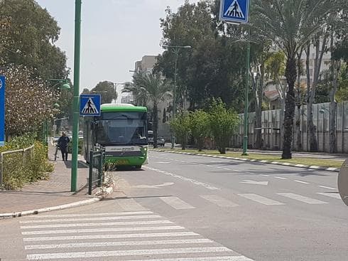 אוטובוס של אפיקים בפתח תקוה. צילום: מתן דויטש