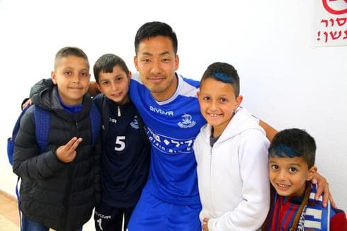 מוריאמה עם הילדים למשפחת כרמלי וחבריהם לקבוצת טרום א' בהפועל. אהוב הקהל. צילום: סער כרמלי הפועל פ"ת מוריאמה עם הילדים למשפחת כרמלי וחבריהם לקבוצת טרום א' בהפועל. אהוב הקהל. צילום: סער כרמלי הפועל פ"ת