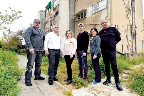 עו"ד אומיד ותושבי השכונה | צילום: קובי קואנקס