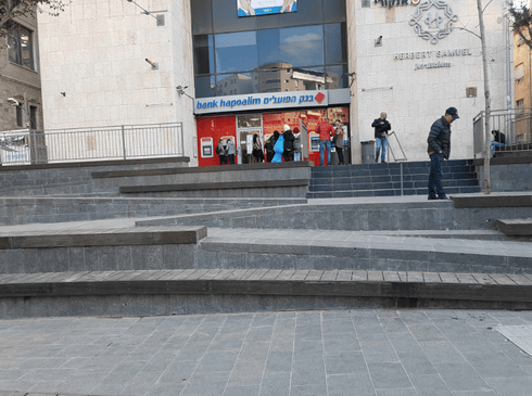 הפועלים כיכר ציון. מבנק לחזית מלון. צילום: קותי פונדמינסקי הפועלים כיכר ציון. מבנק לחזית מלון. צילום: קותי פונדמינסקי
