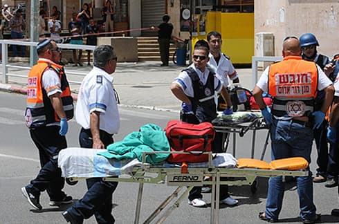 צוותי הצלה מחוץ לבנק הפועלים בבאר שבע 2013. צילום: הרצל יוסף