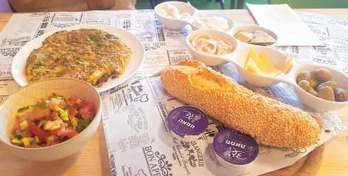 חביתת ירק, מטבלים ושומשום |צילום: אשר קשר