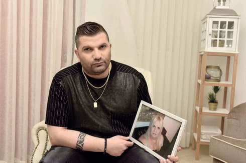 כהן עם התמונה של אמו סולי ז"ל. תמיד נוכחת בחייו (צילום: שרון צור)