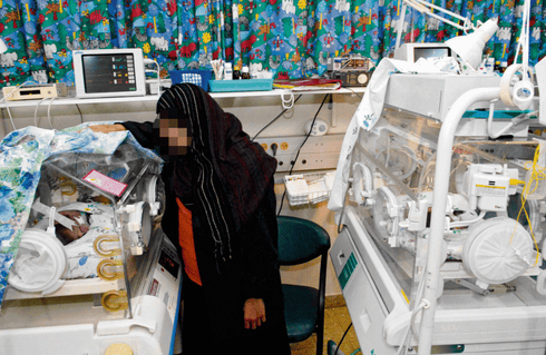 אם פלסטינית ליד בתה בהדסה. צילום: חיים הורנשטיין 