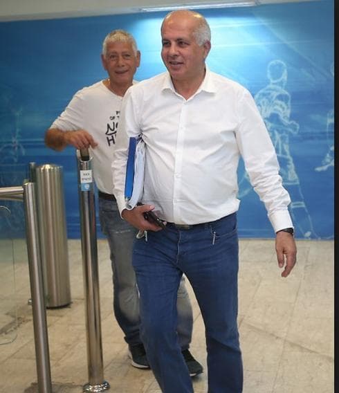 אבי לוזון בפינה מוארת של ההתאחדות לכדורגל. צילום: אורן אהרוני