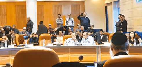כלף במועצת העירייה  החודש. מסתודד עם אבו־חצירא. צילום: אלי ג'אן