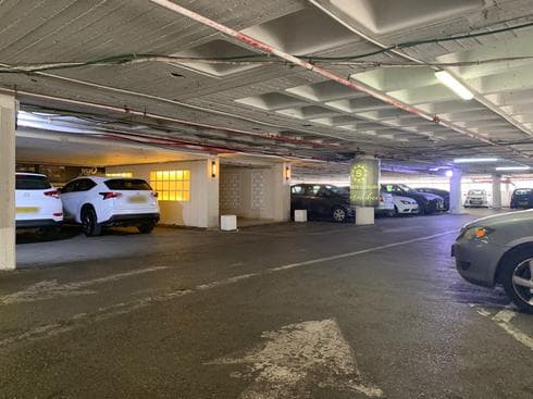 החניון במתחם סוסייטי | צילום: קובי קואנקס