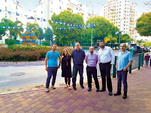 תושבי הדר גנים ברחוב מנחם בגין. צילום: מתן דויטש תושבי הדר גנים ברחוב מנחם בגין. צילום: מתן דויטש