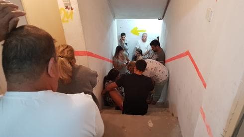 תושבי באר שבע מסתגרים במרחב מוגן. צילום: הרצל יוסף