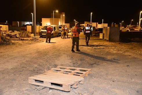 סריקה ליד המבנה שנפגע בבאר שבע. צילום: הרצל יוסף