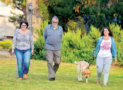 אושרת רוזנטל, בן כפיר ואילה רוזנטל. "אף אחד לא יגיד לי איך להתאבל" | צילום אבי רוקח