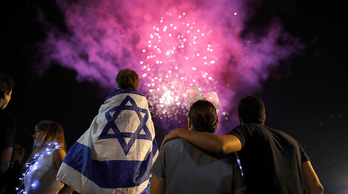 מופעי זיקוקים יום העצמאות. צילום: EPA