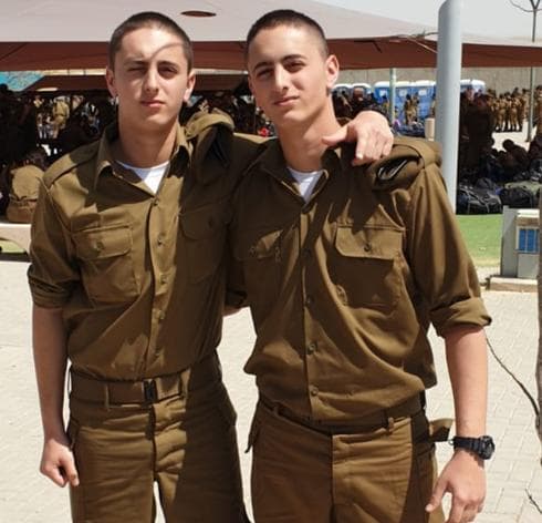 	 הסיכוי קלוש, אבל זה קרה. עילי ויותם ברנד | צילום: דובר צה"ל 
