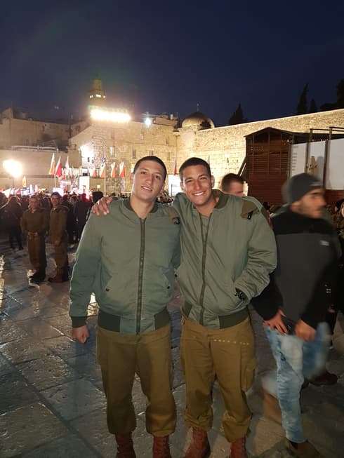 התפצלו בצופים, נפגשו בצנחנים. רועי ועמרי שרעבי | צילום: דובר צה"ל
