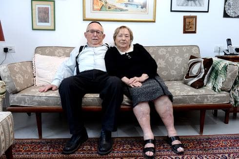אברהם ורבקה בביתם | צילום: קובי קואנקס