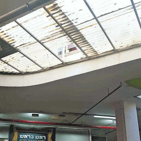 הפתח בגג דרכו נפל הילד | צילום: אליז קואנקס