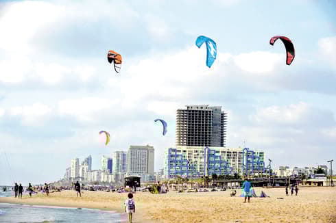 חוף בת ים | צילום: קובי קואנקס