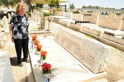 נחמה פוסק מול קבר הילדים. "לכל בנאדם בעולם הזה יש משימה, וזאת המשימה שלי" | צילום: נחום סגל נחמה פוסק מול קבר הילדים. "לכל בנאדם בעולם הזה יש משימה, וזאת המשימה שלי" | צילום: נחום סגל